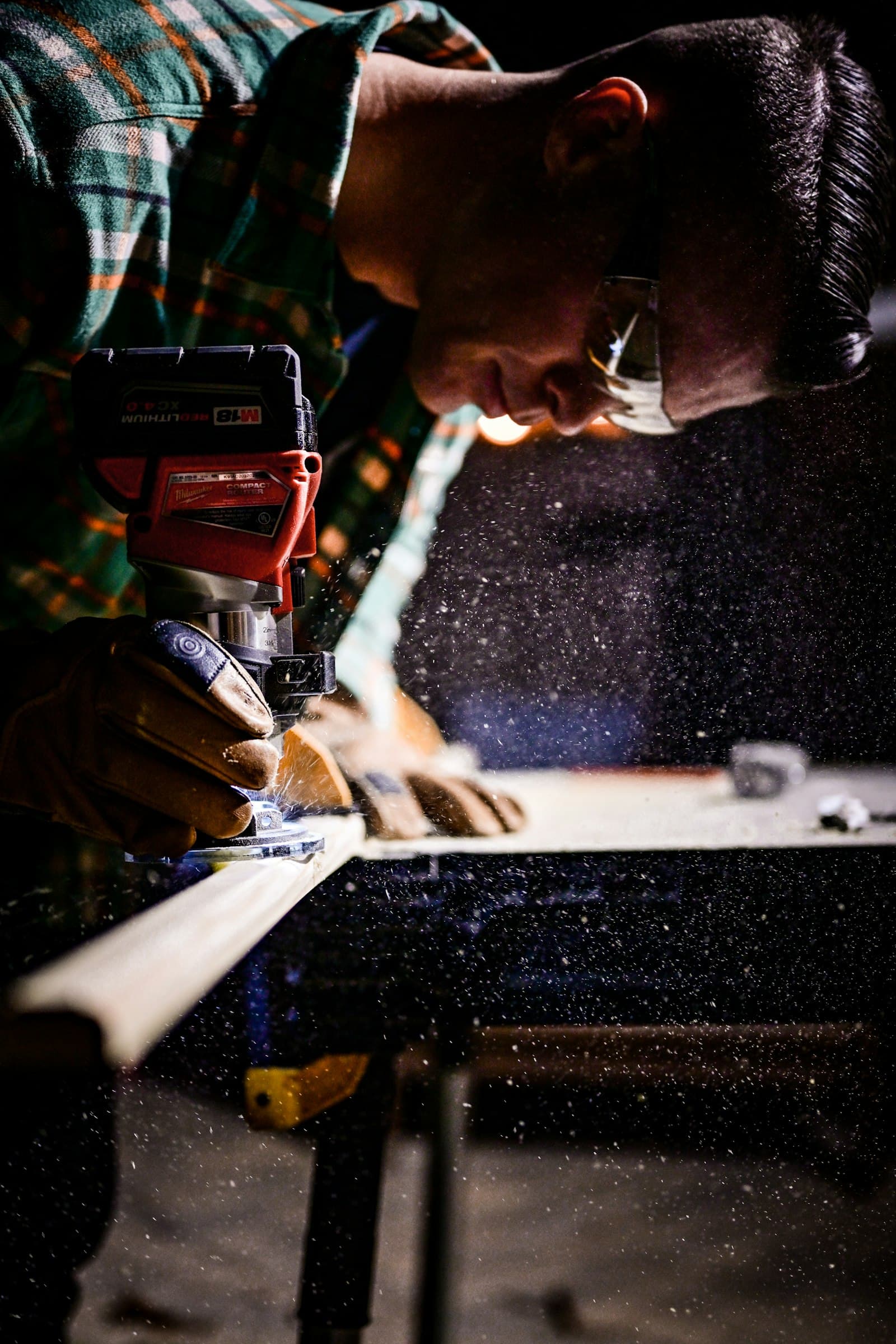 Artisan menuisier de la Menuiserie Lartigue au travail dans son atelier à Dax.