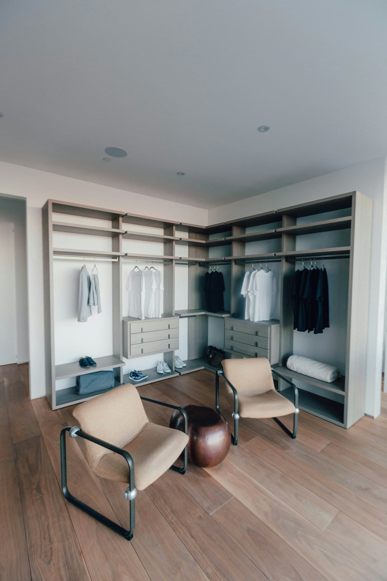 Dressing sur mesure intégré dans une chambre.