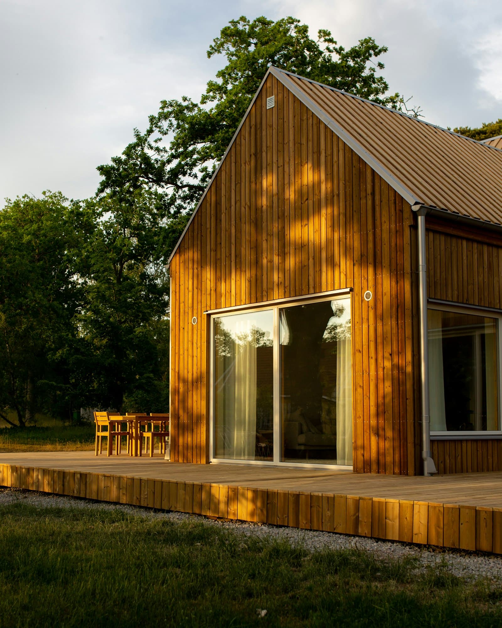 Terrasse en bois exotique avec garde-corps.