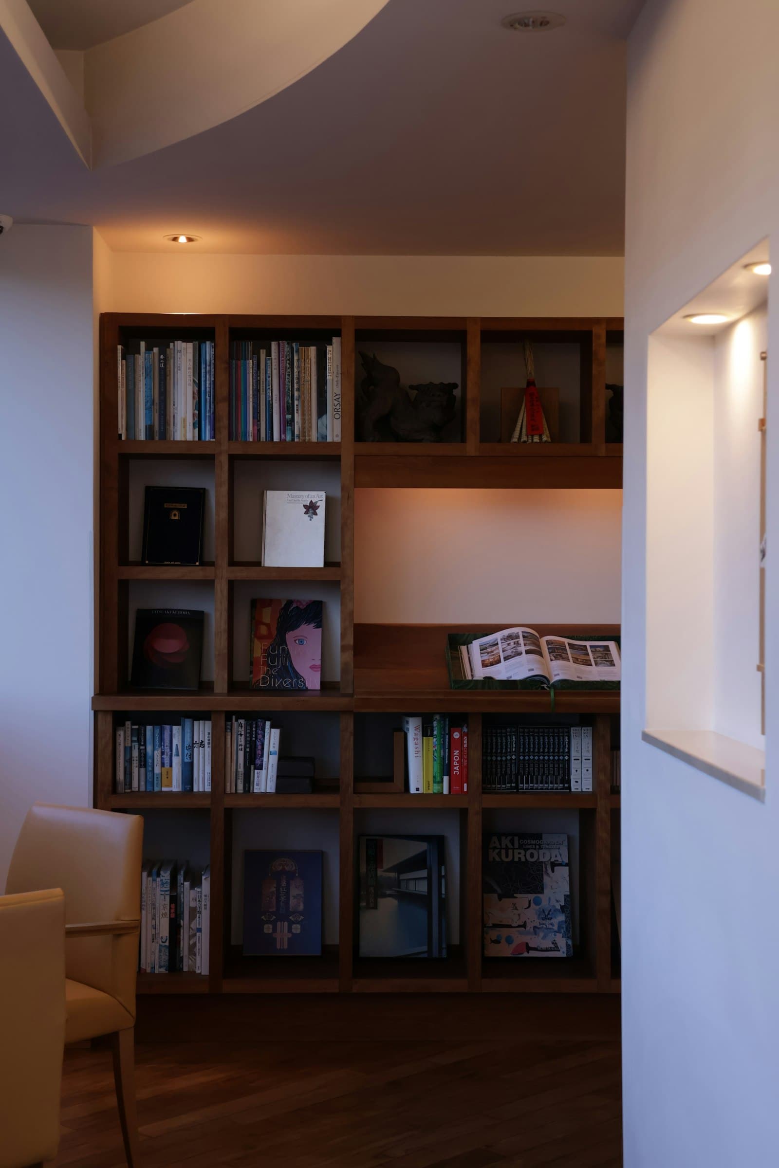 Bibliothèque sur mesure du sol au plafond en bois clair.