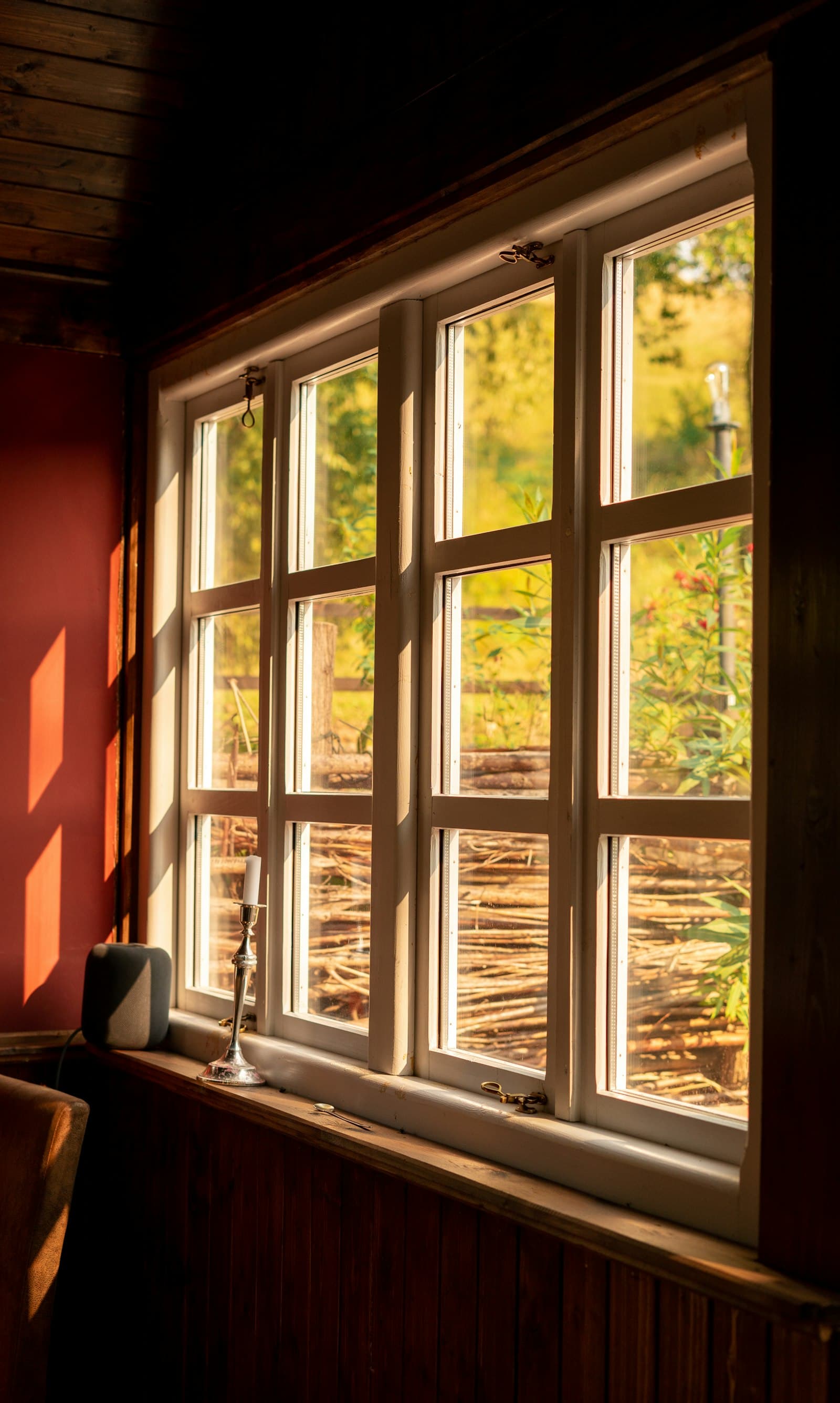 Pose de baies vitrées et menuiseries extérieures bois.